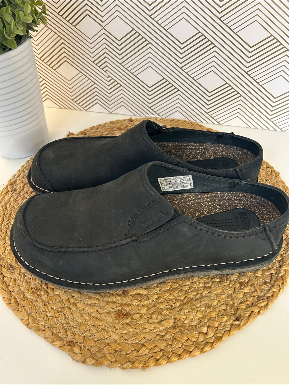 Simple brand clogs-black leather-size 11 - Picture 3 of 9
